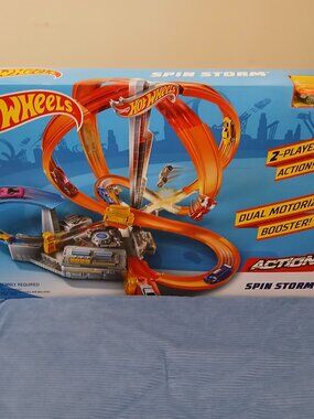 Hot Wheels Track Set With 1:64 Scale Toy Car, Motorized, Multi-Lane